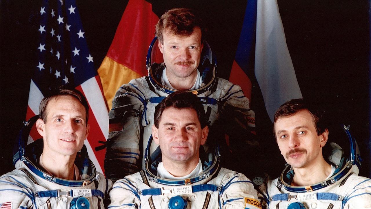 Der deutsche Astronaut Reinhold Ewald (oben) verbrachte 1997 mehr als zwei Wochen an Bord der MIR