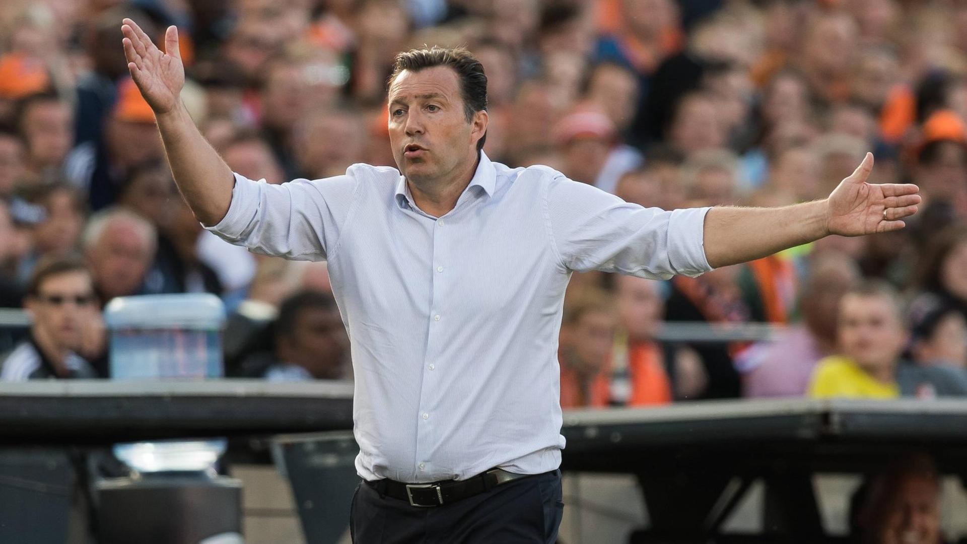 Schalkes neuer Sportdirektor Marc Wilmots - hier bei einem Freundschaftsspiel der Elfenbeinküste gegen die Niederlande. Schalkes neuer Sportdirektor Marc Wilmots - hier bei einem Freundschaftsspiel der Elfenbeinküste gegen die Niederlande.