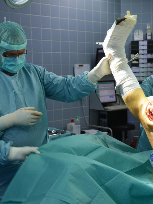Bei einer Operation wird ein künstliches Kniegelenk eingesetzt.