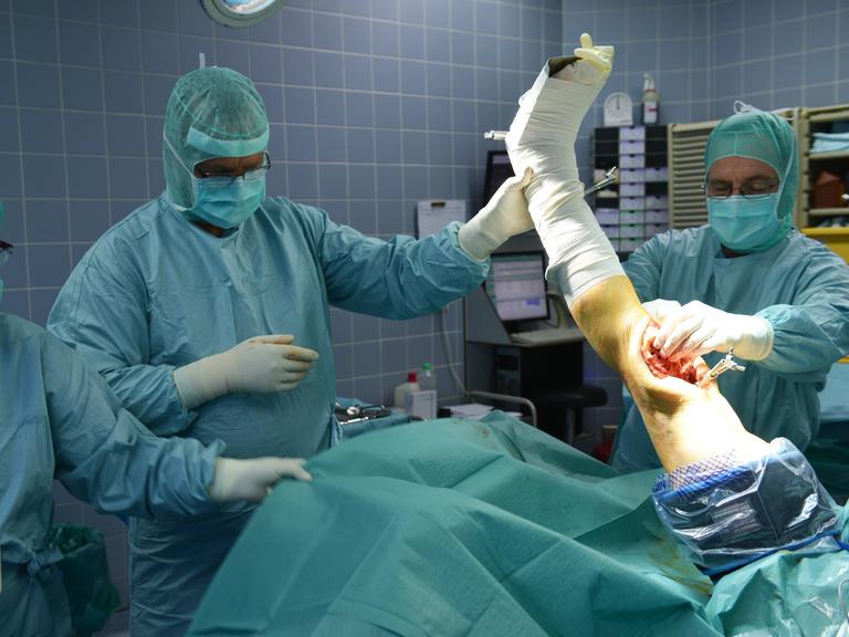 Bei einer Operation wird ein künstliches Kniegelenk eingesetzt.