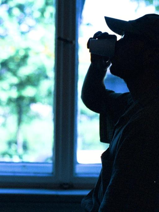 Süchtiger trinkt Methadon: Die Ersatzdroge soll Süchtige von der Beschaffungskriminalität fernhalten