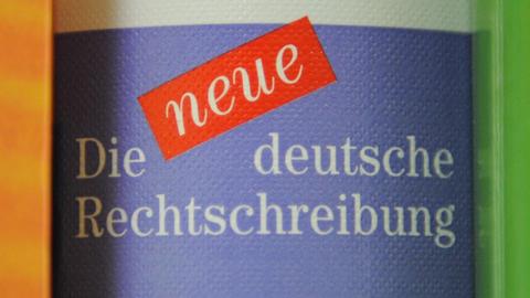 Duden der neuen Rechtschreibung stehen in Münstertal (Baden-Württemberg) in der Stohrenschule, der kleinsten staatlichen Grundschule in Baden-Württemberg, aufgenommen am 04.10.2012. Zehn Schüler der ersten bis zur vierten Klasse werden dort unterrichtet. Foto: Patrick Seeger