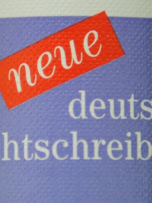 Duden der neuen Rechtschreibung stehen in Münstertal (Baden-Württemberg) in der Stohrenschule, der kleinsten staatlichen Grundschule in Baden-Württemberg, aufgenommen am 04.10.2012. Zehn Schüler der ersten bis zur vierten Klasse werden dort unterrichtet. Foto: Patrick Seeger