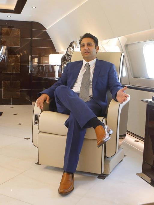 Adar Poonawalla, CEO des Serum Institute Of India in seinem Büroflugzeug.
