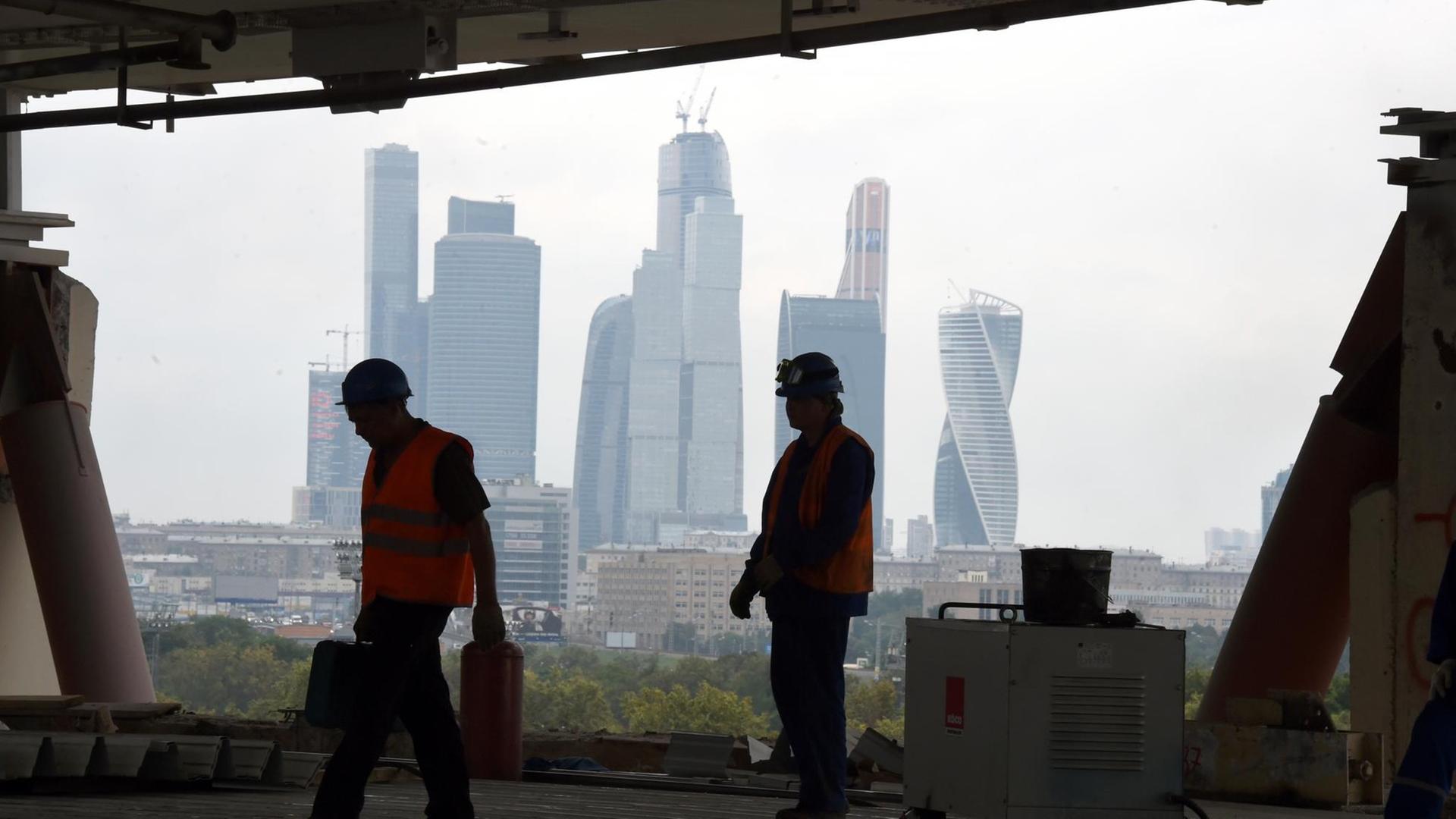 Arbeiter stehen auf der Baustelle im Luschniki-Stadion, aufgenommen am 09.07.2015 in Moskau, Russland. In der Arena sollen Spiele der FIFA-Fußball-Weltmeisterschaft 2018 stattfinden. t