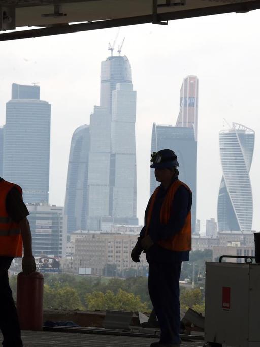 Arbeiter stehen auf der Baustelle im Luschniki-Stadion, aufgenommen am 09.07.2015 in Moskau, Russland. In der Arena sollen Spiele der FIFA-Fußball-Weltmeisterschaft 2018 stattfinden. t