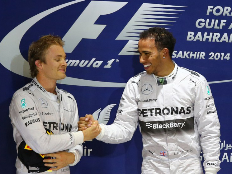 Sieger Lewis Hamilton (r.) und Nico Rosberg feiern am 6. April 2014 beim Großen Preis von Bahrain in Manama ihren nächsten Mercedes-Doppelerfolg.