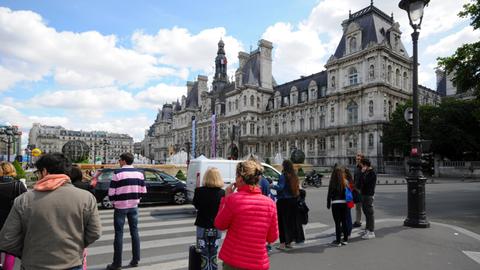 Das Hotel de Ville, das Pariser Rathaus, von der Seine aus gesehen.