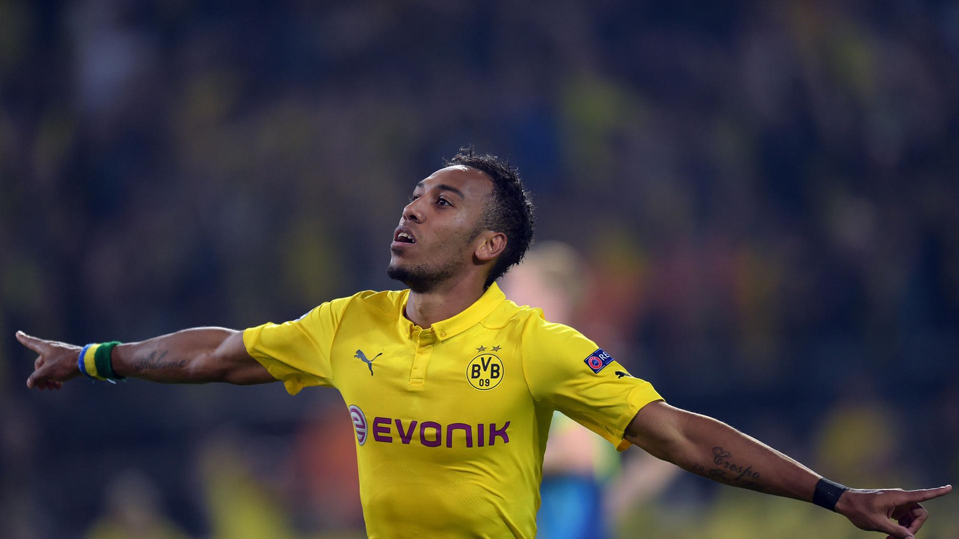 Der Stürmer Aubameyang von Borussia Dortmund bejubelt im Stadion sein Tor zum 2 zu 0 Der Stürmer Aubameyang von Borussia Dortmund bejubelt im Stadion sein Tor zum 2 zu 0