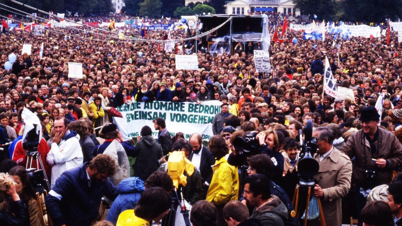 Mehr als 300.000 Gegner der atomaren Aufruestung kamen am 10.10.1981 in den Bonner Hofgarten , um gegen den Natodoppelbeschluss zu demonstrieren.