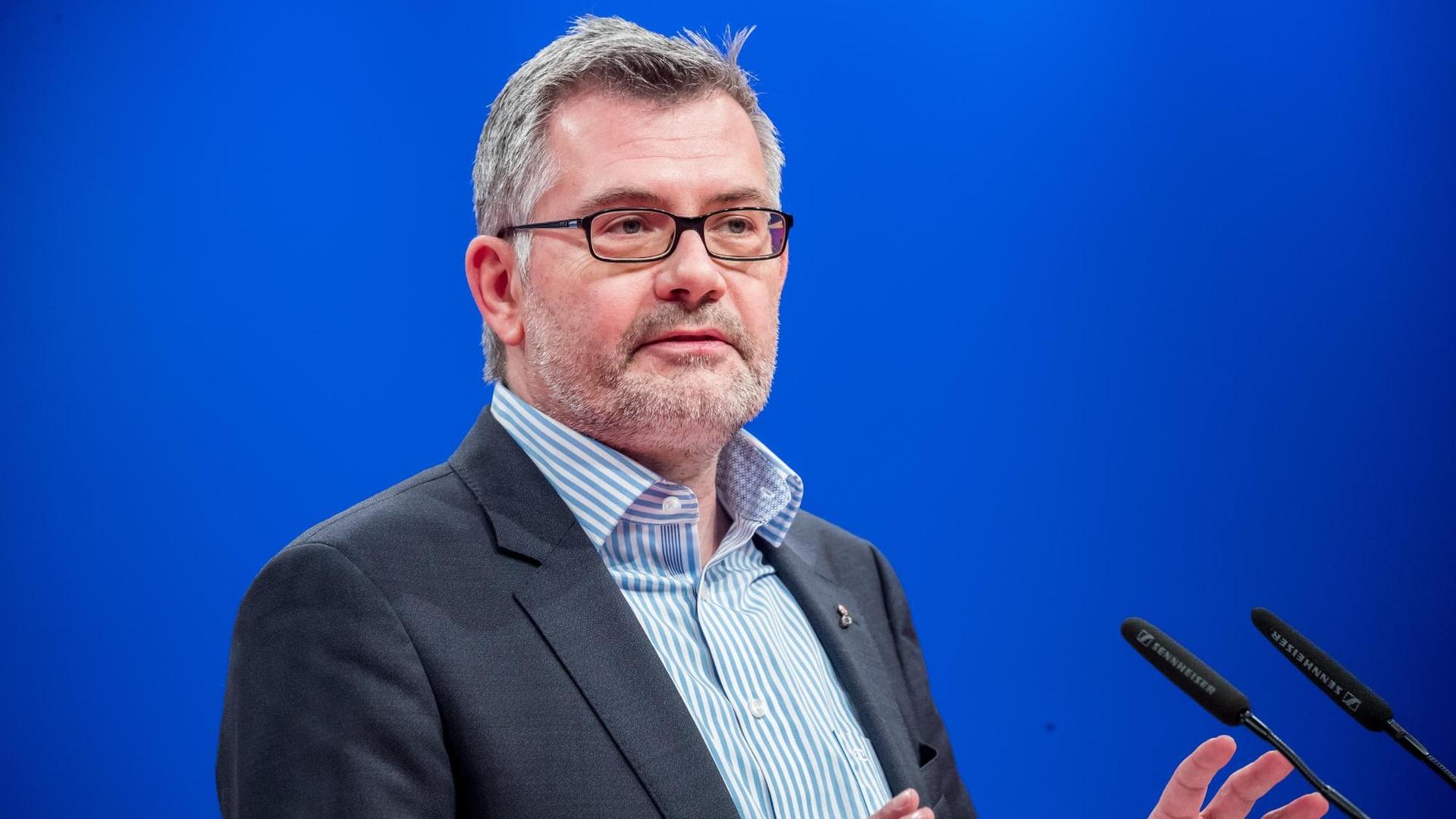 Der SPD-Politiker Dietmar Nietan steht an einem Rednerpult.