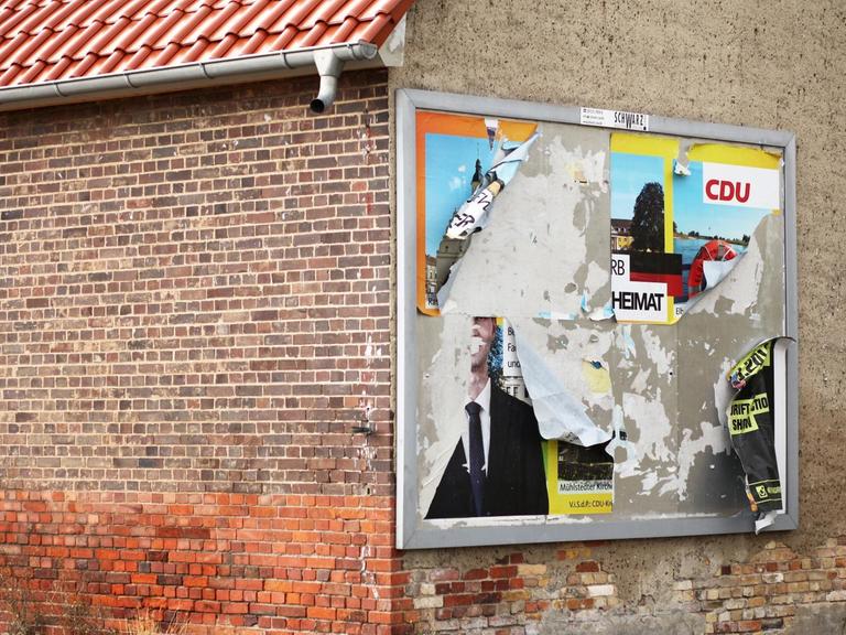 Ein abgerissenes Wahlplakat der CDU hängt an der Wand eines leerstehenden Hauses im Stadttreil Griesen. Auf den verbliebenen Fetzen sind noch der Parteiname und das Wort "Heimat" zu lesen.