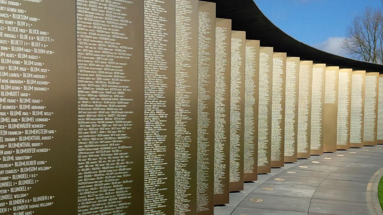 Gedenkstätte Notre-Dame-de-Lorette in Nordfrankreich zum Gedenken an die Toten des 1. Weltkriegs. Blick auf die Buchseiten, auf denen die Namen der Gefallenen stehen.