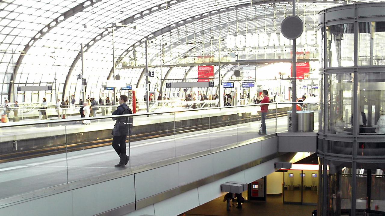 Auf mehreren Etagen fahren hier Züge ein: der Berliner Hauptbahnhof.