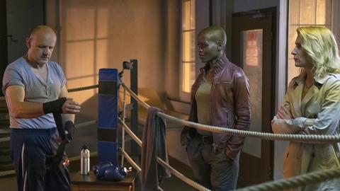 Was weiß Ralf Schmölke (Oliver Stokowski)? Die beiden Kommissarinnen (Florence Kasumba (M.) und Charlotte Lindholm (Maria Furtwängler) bohren nach.