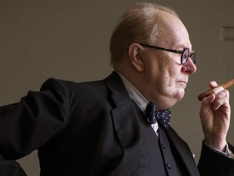 Gary Oldman hält als Winston Churchill in "Die dunkelste Stunde" eine Zigarre in der Hand
