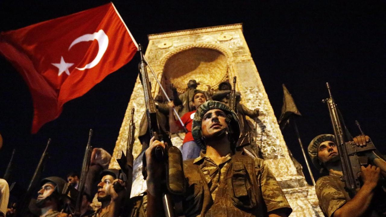 Türkische Soldaten stehen auf dem Taksim-Platz in Istanbul.