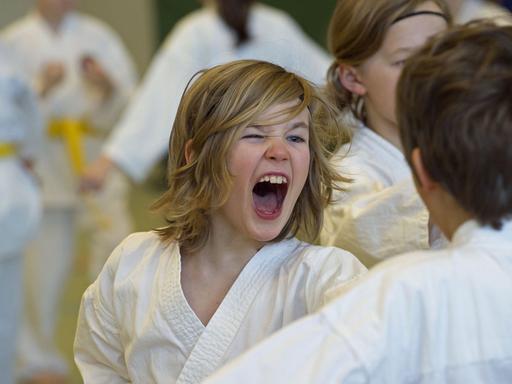 Am 25.02.2012 nahmen über 150 Kinder und Jugendliche aus 11 Vereinen an der ersten offenen Kinder- und Kadetten-Karatemeisterschaft im traditionellen Karate, ausgerichtet vom Fachverband Shotokan Ryu in Deutschland e.V. (SRD e.V.) teil. Der SRD e.V. hat sich seit mittlerweile 20 Jahren der Förderung der japanischen Stilrichtung Shotokan verschrieben. Neben der Pflege traditioneller Aspekte wie Konzentration, Selbst- und Körperbeherrschung, gehört dazu auch der sportliche Wettkampf. - Foto: Hans Wiedl