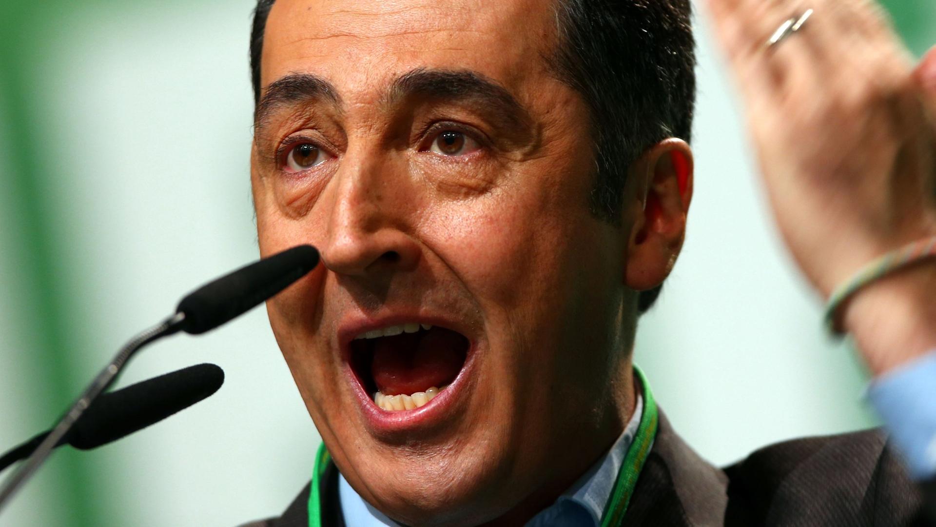 Der Parteivorsitzende von Bündnis 90/Die Grünen, Cem Özdemir, spricht am 23.11.2014 in Hamburg auf dem Bundesparteitag von Bündnis 90/Die Grünen zur Europäischen Friedensordnung