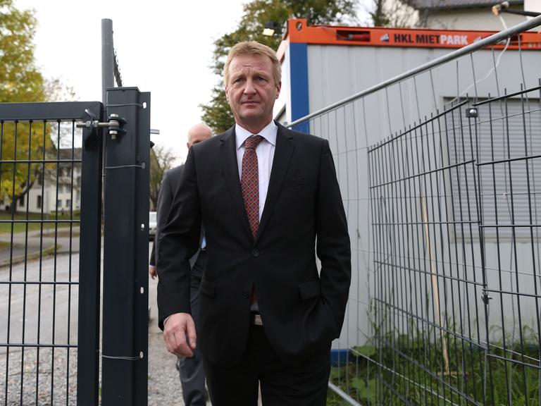NRW-Innenminister Ralf Jäger (SPD) verlässt nach einer Besichtigung das Gelände des Flüchtlingsheis der ehemaligen Siegerland-Kaserne am 29.09.2014 in Burbach (Nordrhein-Westfalen).