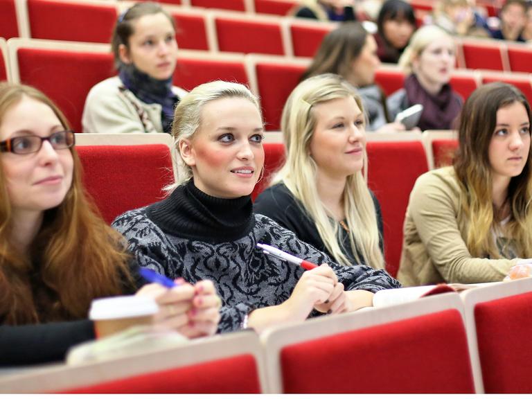 Studentinnen in einem Hörsaal