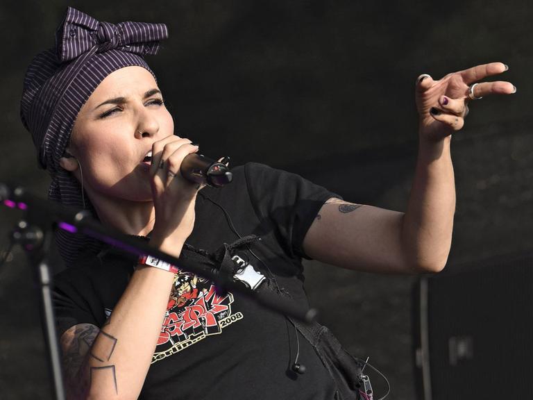 Sookee live auf dem Ruhrpott Rodeo Festival auf dem Freigelände am Flughafen Schwarze Heide, aufgenommen am 06.08.2016