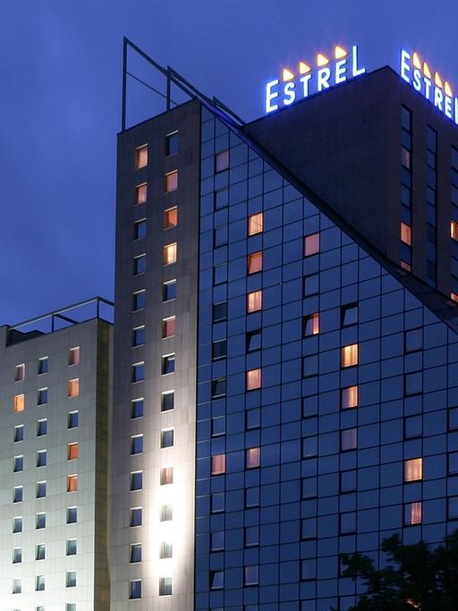 Abendliche Aufnahme des Estrel-Hotels im Stadtteil Neukölln in Berlin