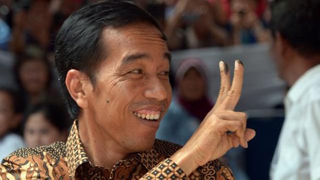 Jakartas Bürgermeister Joko Widodo macht das Victory-Zeichen
