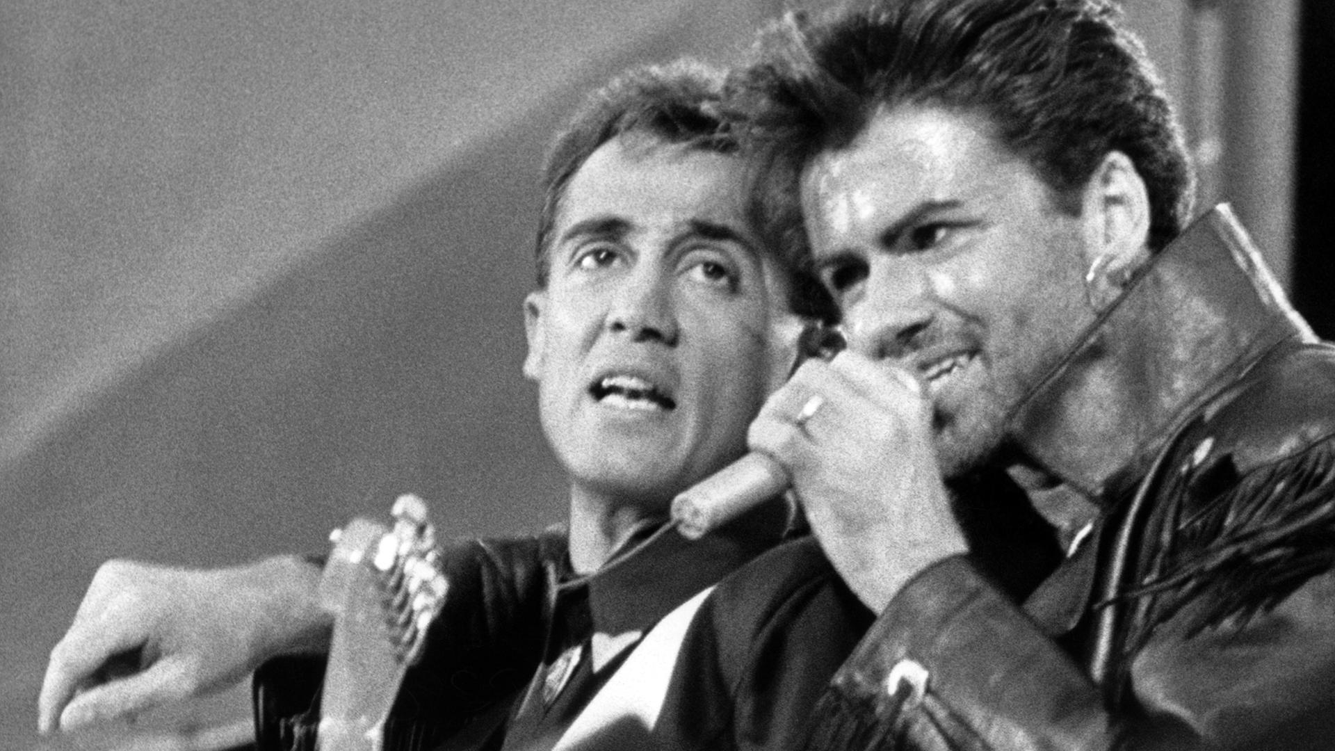 Das Pop-Duo Wham ("Last Christmas") mit Andrew Ridgeley (l) und George Michael (r) am 28.06.1986 während ihres Abschiedskonzerts im ausverkauften Wembley Stadion in London.