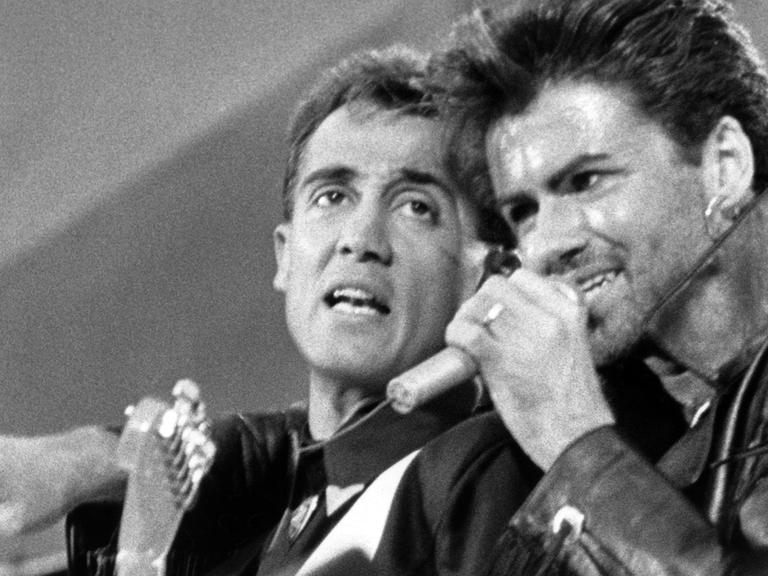 Das Pop-Duo Wham ("Last Christmas") mit Andrew Ridgeley (l) und George Michael (r) am 28.06.1986 während ihres Abschiedskonzerts im ausverkauften Wembley Stadion in London.