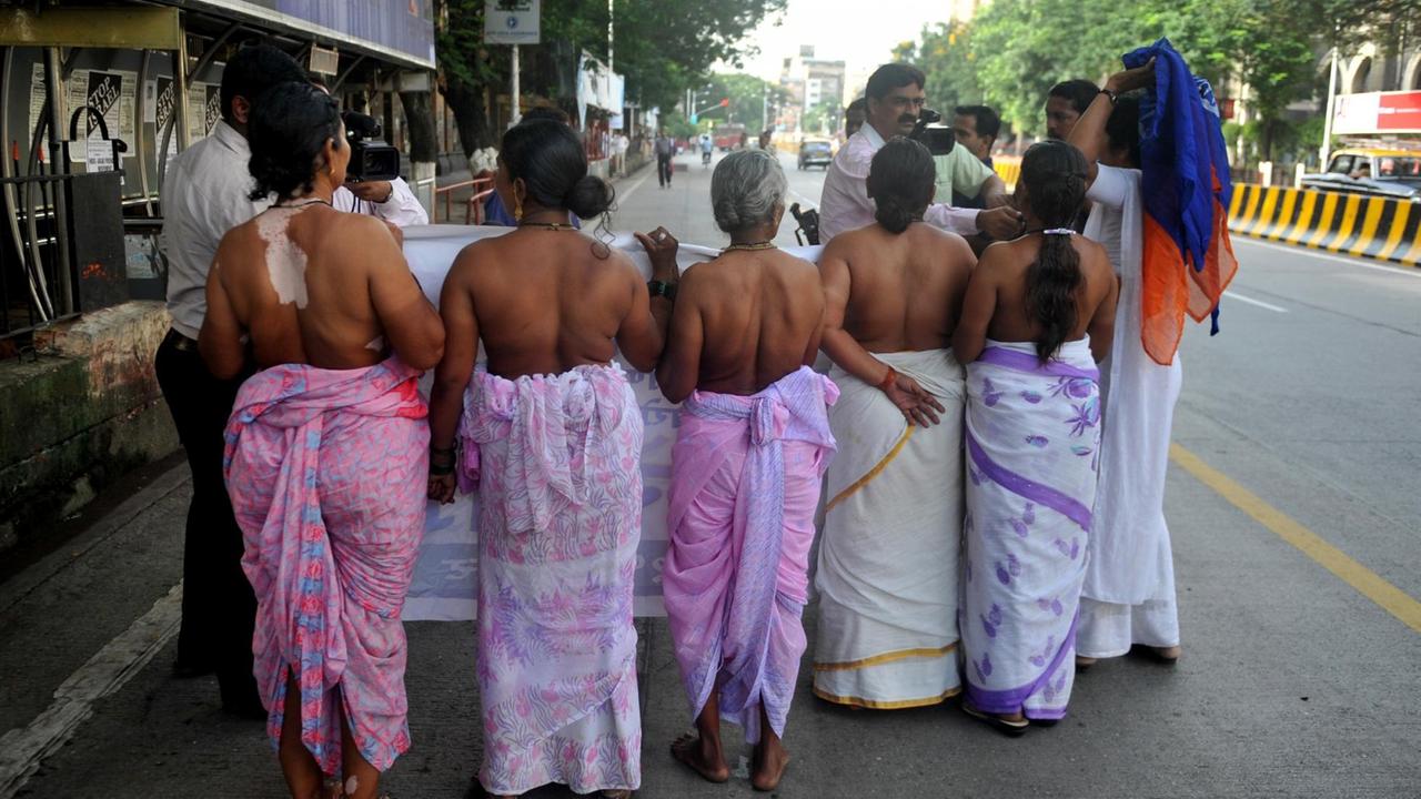 Protest von halbbekleideten Devadasis in Mumbai. Die Frauen kämpfen für eine staatliche Rente.
