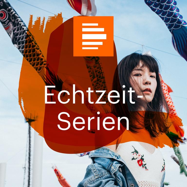 Das Bild zeigt das Podcast-Logo der "Echtzei-Serien". Zu sehen ist eine dunkelhaarige Frau in einem Top, mit einer Jeansjacke auf dem rechten Arm. Hinter ihr wehen Winddrachen in Fischform im sommerlich blauen Himmel. Im Vordergrund sind zwei halbtransparente orange-rote Formen zu sehen, auf ihnen steht: "Echtzeit-Serien".