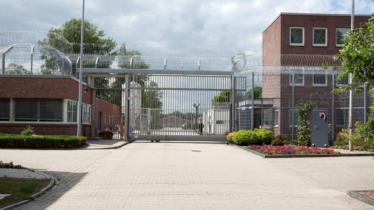 Blick auf das Eingangstor des umzäunten Geländes der Justizvollzugsanstalt Meppen (Landkreis Emsland) am Donnerstag (15.07.2010). Die heutige JVA war früher als Lager IX Versen ein Teil der Emslandlager und wurde 1938 gebaut. 