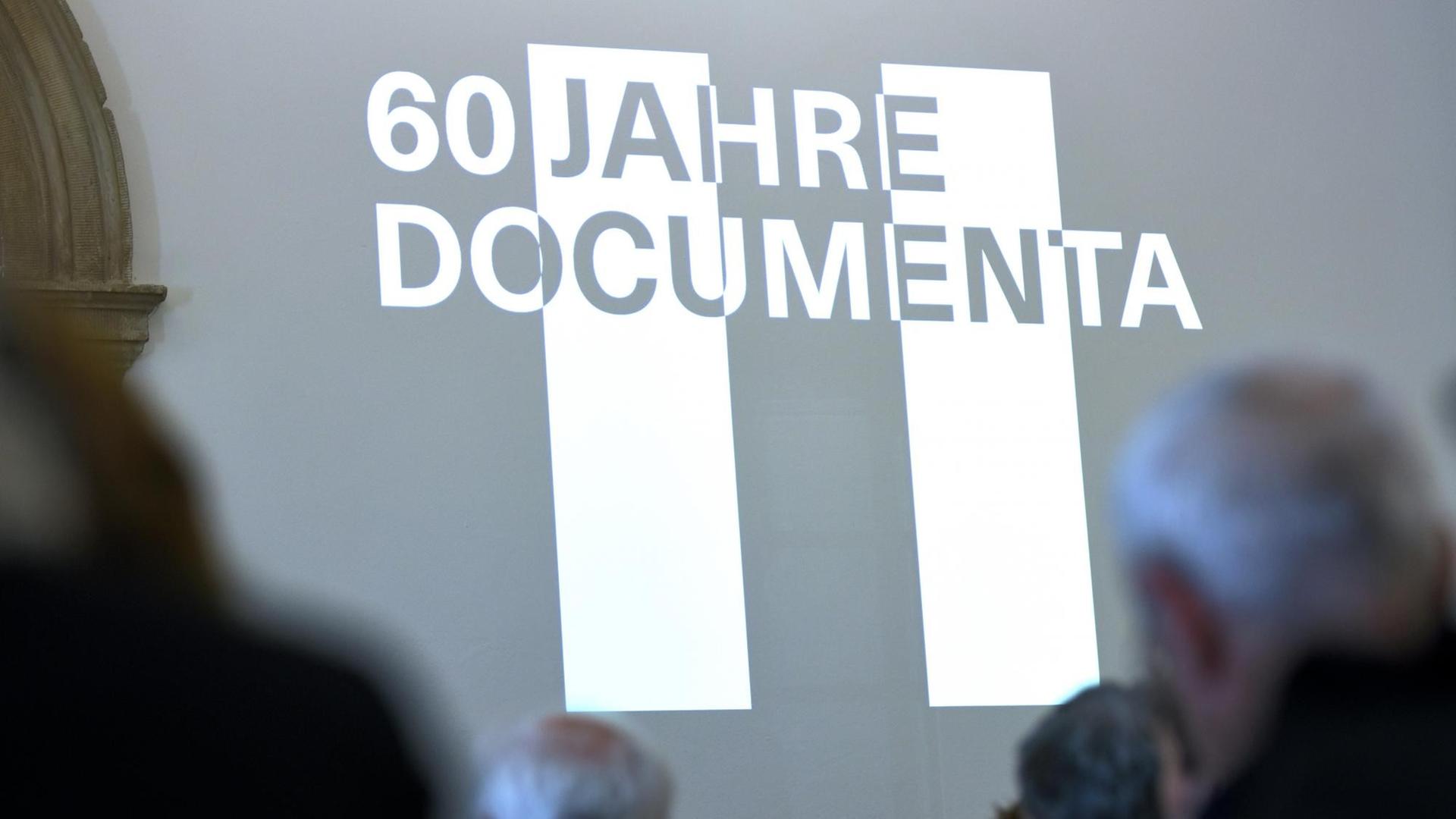 Das Logo zu "60 Jahre documenta" wird im Fridericianum in Kassel (Hessen) an die Wand projeziert.