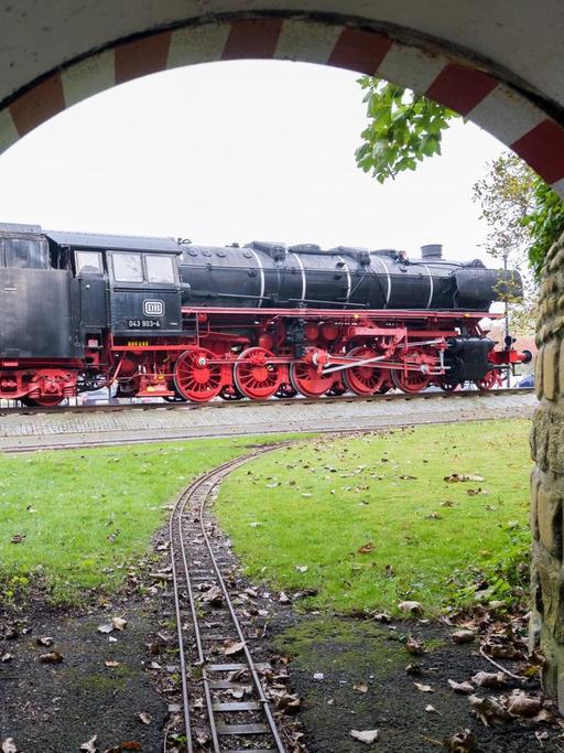 Die Dampflok 043 903-4 steht am 19.10.2017 in Emden (Niedersachsen) vor dem Bahnhofsplatz als Denkmal für die letzte Fahrt einer Dampflokomotive der Bundesbahn