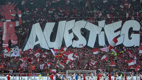 Mai 2010: Fans im Fritz-Walter-Stadion halten ein Banner mit der Aufschrift "Aufstieg" hoch.