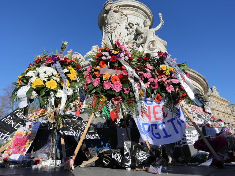 Die Pariser gedenken am Platz der Republik der Opfer der Attentate vom 13.11.15