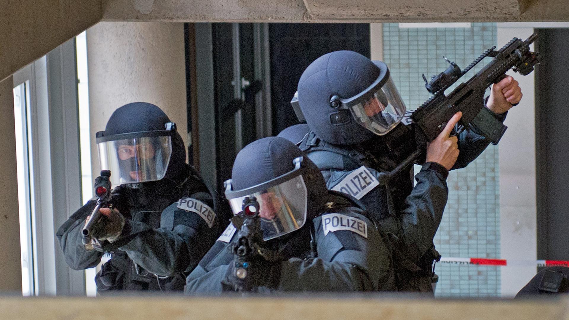 Beamte eines Sondereinsatzkommandos der Polizei Frankfurt simulieren in einem ehemaligen Verwaltungsgebäude in Frankfurt am Main die Bewältigung einer Amok-Bedrohungslage.