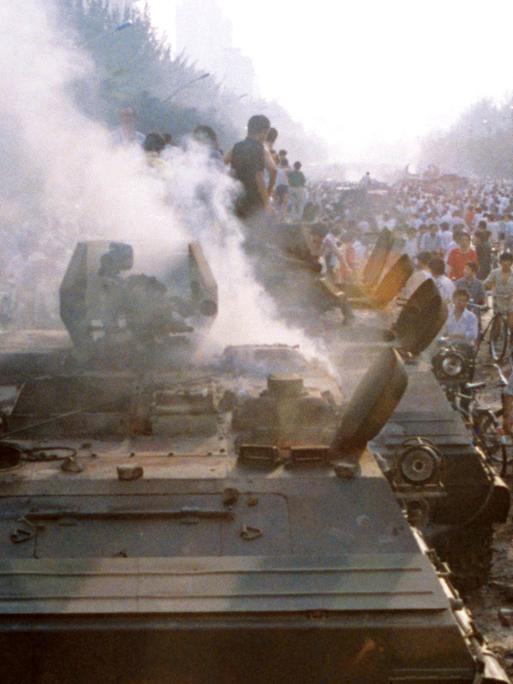 Demonstranten setzen auf dem Platz des himmlischen Friedens (Tian'anmen) in Peking am 03.06.1989 einen Panzer in Brand. Am 3. und 4. Juni lies die chinesische Führung die Proteste der Bevölkerung für mehr Demokratie und Freiheit auf dem Plat