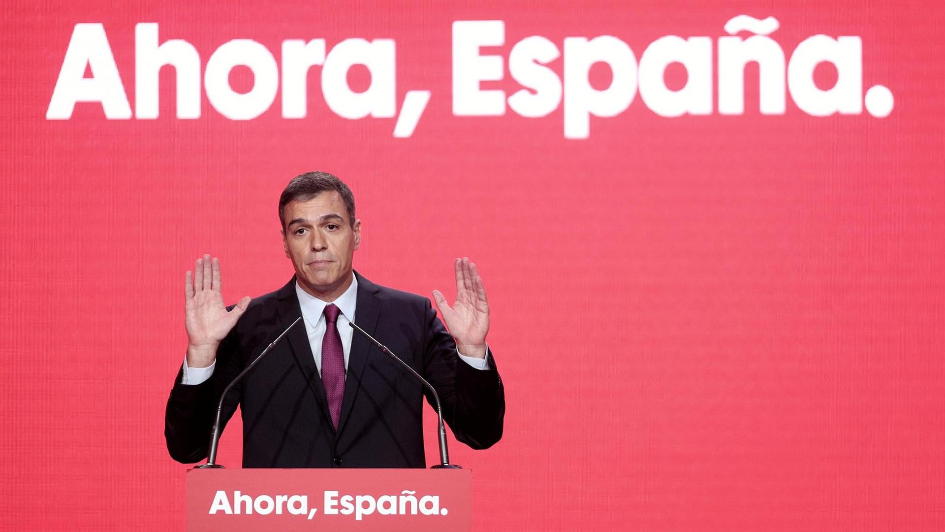 Pedro Sanchez, amtierender Ministerpräsident von Spanien, hält in Madrid eine Rede bei der Präsentation des Slogans der Sozialistischen Partei (PSOE) für die Neuwahlen am 10. November. Der Slogan lautet "Ahora Espana" - übersetzt: Jetzt, Spanien
