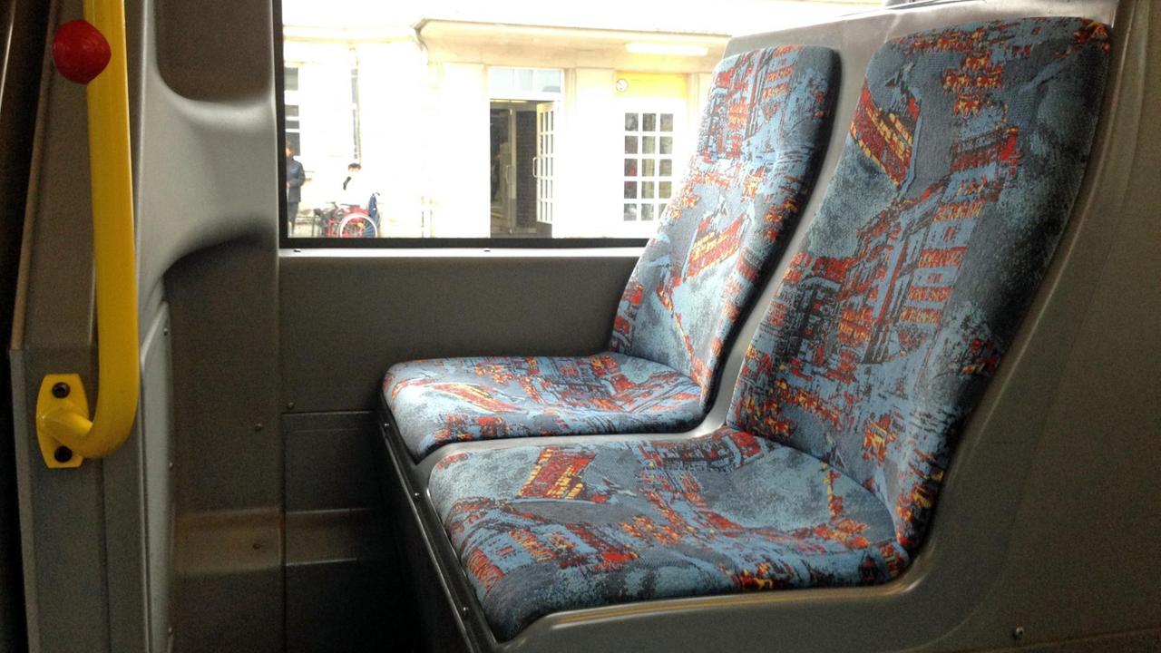 Sitze in einem Bus in Weimar.