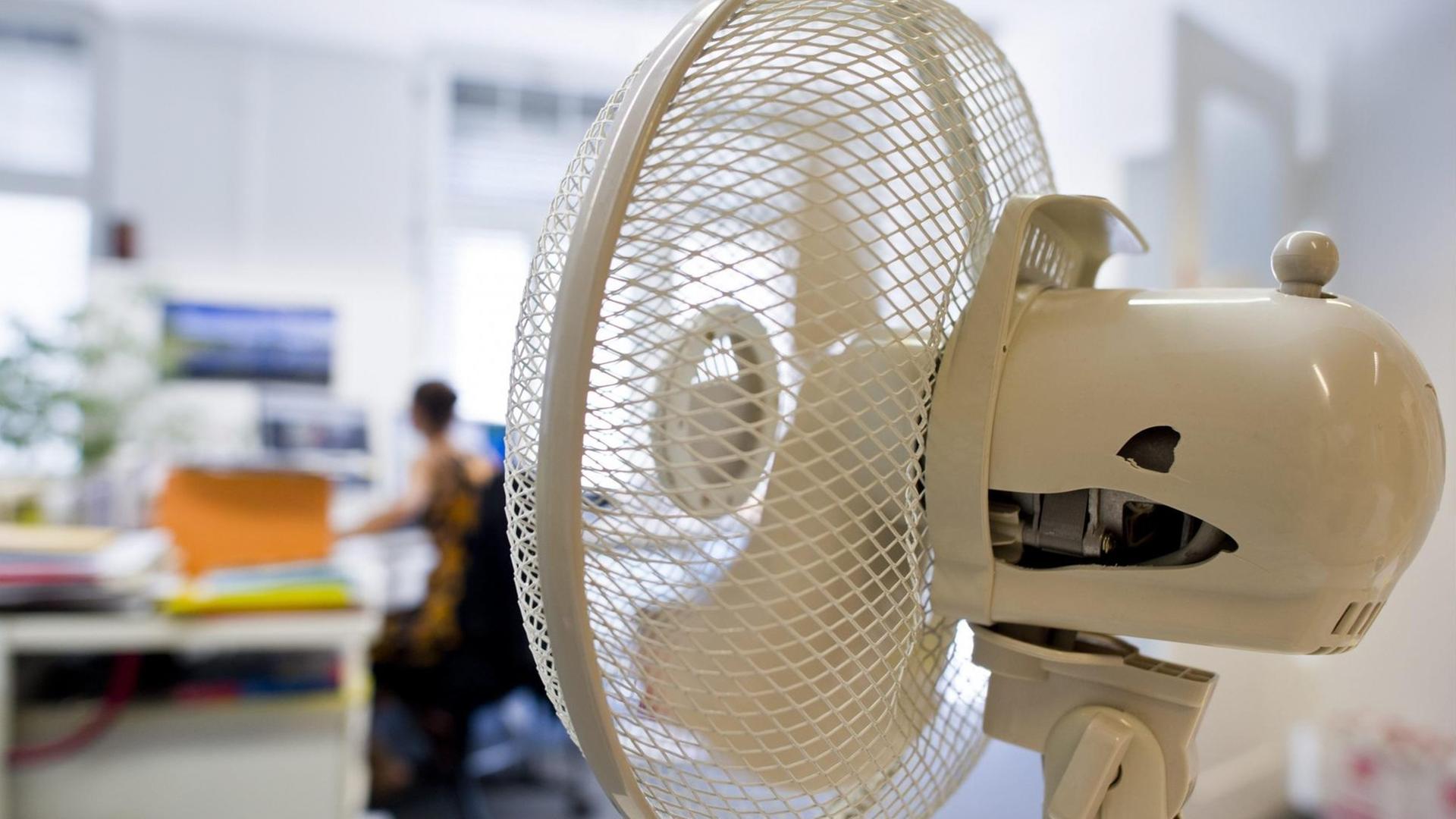 Ein Ventilator macht die Hitze in einem Büro erträglicher