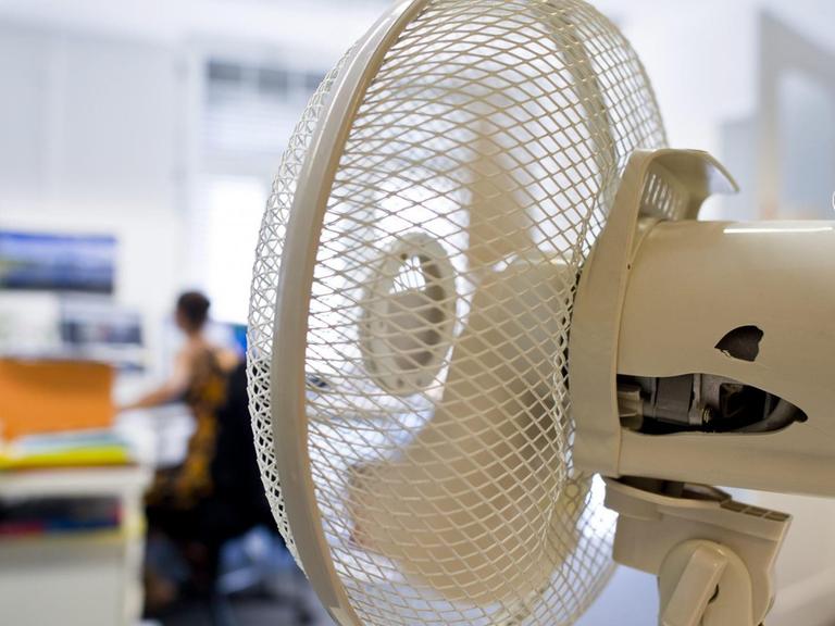 Ein Ventilator macht die Hitze in einem Büro erträglicher