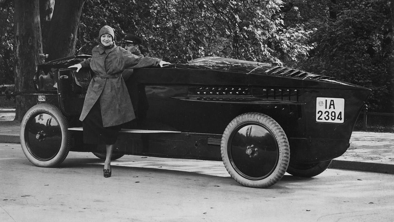Trude Hesterberg mit Rumpler-Tropfenwagen auf einem Foto um 1928