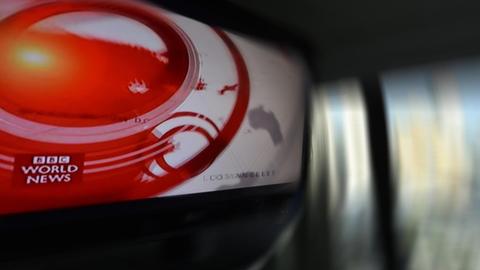 Das Logo von BBC World News auf einem Fernsehbildschirm