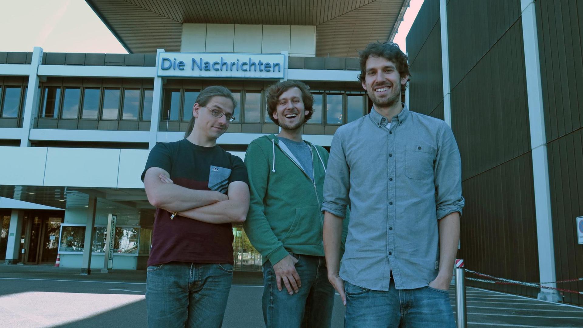 Die Band "Phrasenmäher" vor dem Gebäude des Deutschlandfunks in Köln.