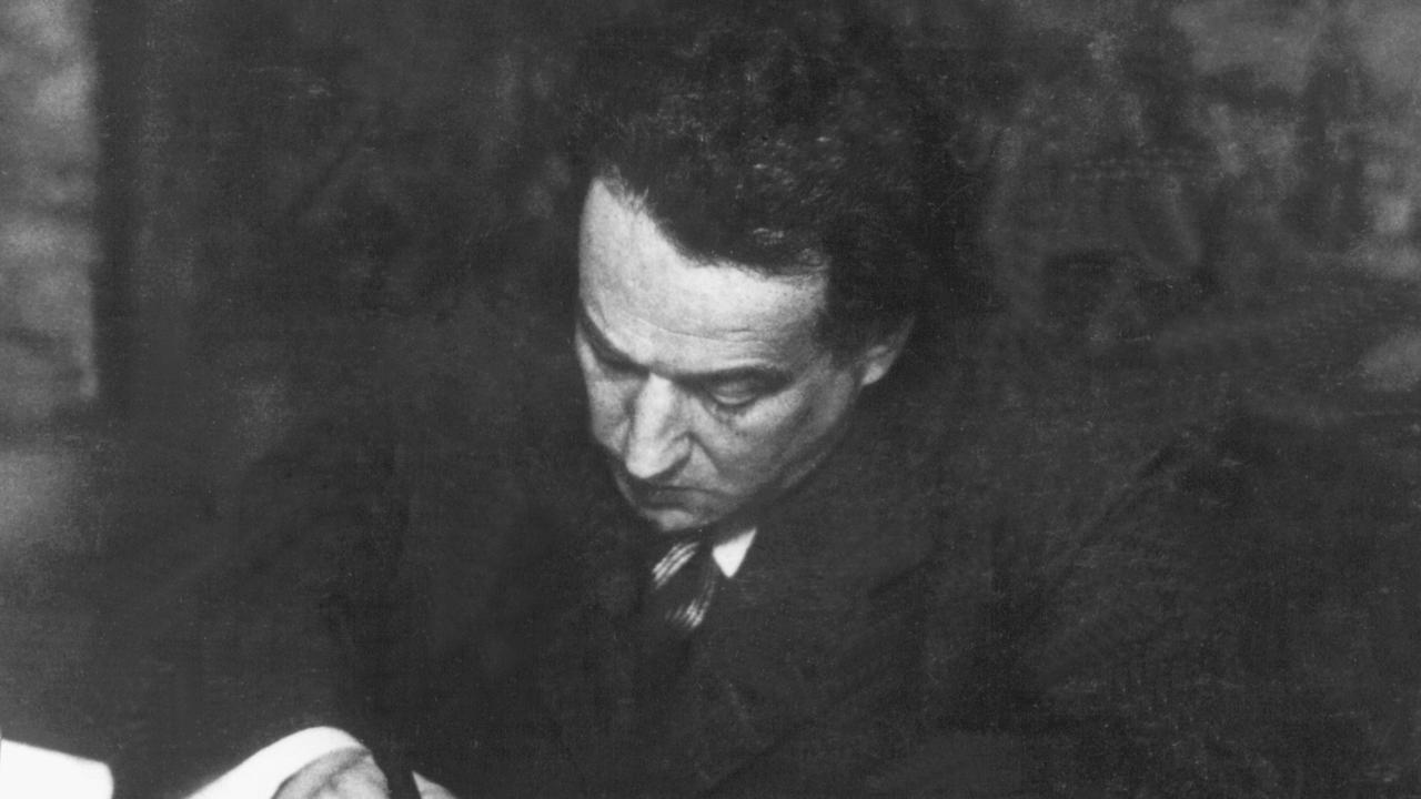 Der tschechische Journalist Egon Erwin Kisch beim Entwerfen einer seiner Live-Reportagen von der "Norag Landstrassen Revue Berlin-Hamburg" Ende Dezember 1929.