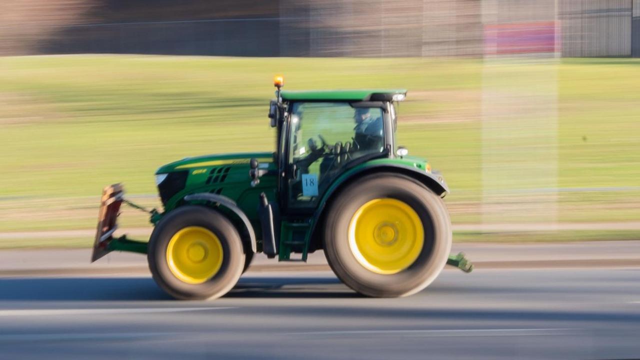 Ein Traktor mit langer Verschlusszeit fotografiert, so dass das Foto verschwommen ist.