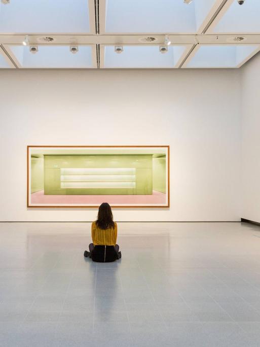 Drei Bilder - links, geradeaus und rechts - des Malers Andreas Gursky in einer Retrospektive in der Hayward Gallery in London 2018.