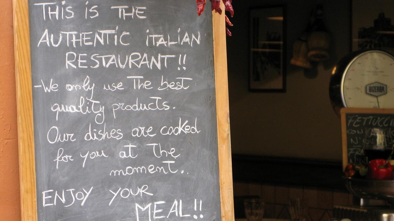 Ein Restaurant im beliebten Stadtteil Trastevere in Rom wirbt für seine italienische Küche.